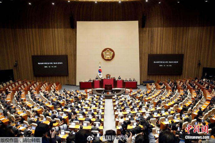 [图说]【喷嚏图卦20241214】阿萨德倒台首个祈祷日 叙利亚人上街欢庆胜利